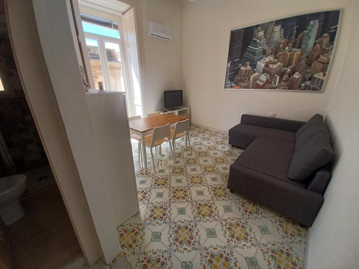 A Casa Di Nonna Ida, Nel Cuore Pulsante Di Napoli Luaran gambar